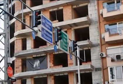 Българската инженерна мисъл пак изби рибата: Светофар “влезе“ в жилищна сграда в Пловдив (СНИМКИ/ВИДЕО)