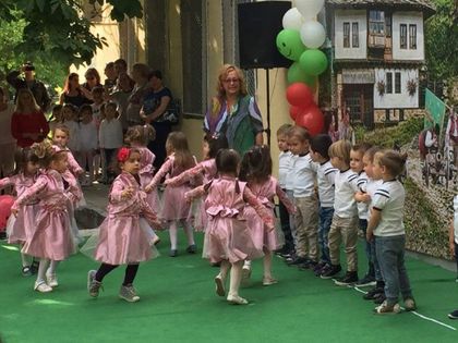 Малчуганите от „Зорница” омаяха с народни песни и танци СНИМКИ