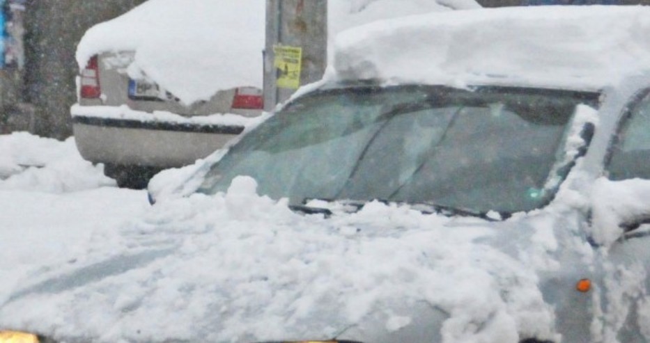 Сняг и лед блокираха автомобили в Добрич