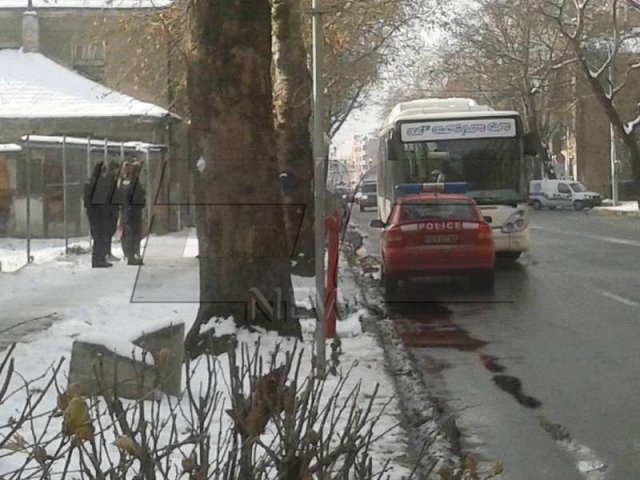 Полудял младеж потроши стъклото на градски автобус в Пловдив