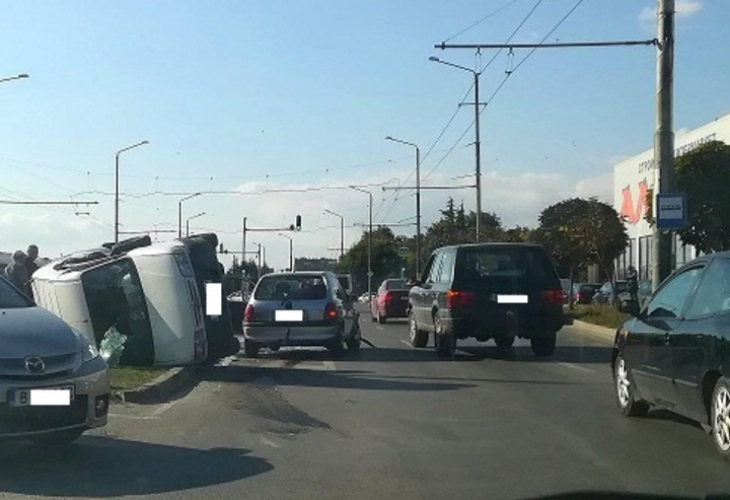 От последните минути! Очевидец засне страшна гледка във Варна пред известен хипермаркет (СНИМКА)