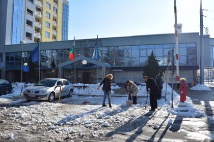 Борислав Инчев кърти лед пред кметството на „Южен”