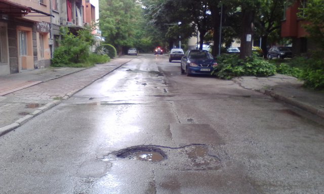 Дълбоки дупки зейнаха по пътя за Здравната каса