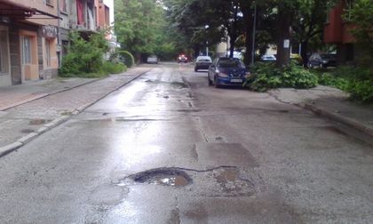 Дълбоки дупки зейнаха по пътя за Здравната каса