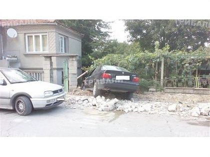 Кьоркитюк пиян разглоби с БМВ-то си каменна ограда
