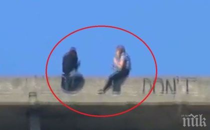 ПАК ЛИ ЩЕ ИМА СМЪРТ?! Момичета с опасно селфи на покрива на фатална сграда (СНИМКА)