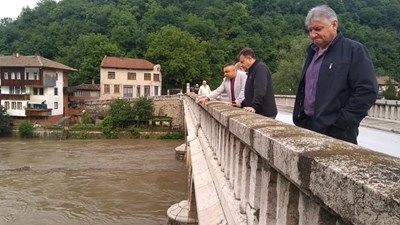 Янтра приижда при Велико Търново, кметът е в критичния Асенов квартал
