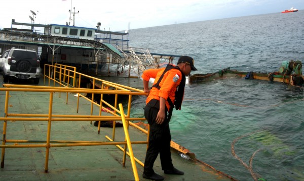 Ферибот потъна в Индонезия, 15 души загинаха