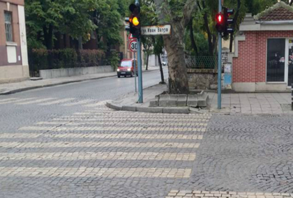 Блъснаха жена на пешеходна пътека в Пловдив, шофьорът пак бяга