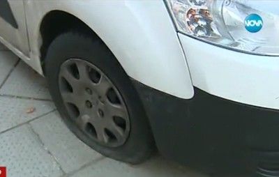 Нарязаха гумите на десетки коли в столичен квартал