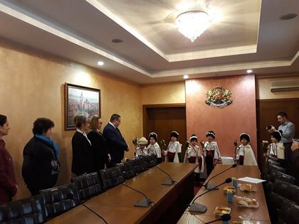 Велико Търново: Коледарчета благословиха кмета на Свищов и общинската администрация в навечерието на Рождество Христово