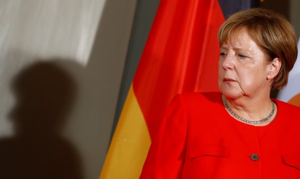 Главоболията на Меркел: Бежанците и Русия
