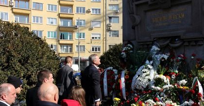 Представители на ПП АБВ поднесоха венци на паметника на Васил Левски