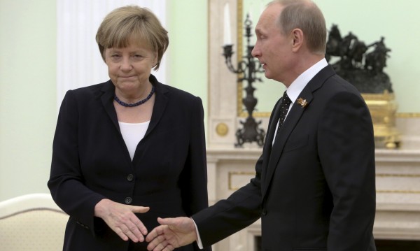 Путин иска Меркел свалена, дава всичко от себе си