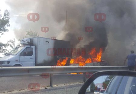 Извънредно! Кола с метанова уредба се заби в камион край Бургас