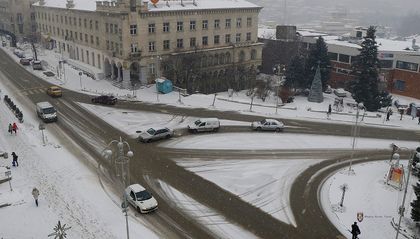 Велико Търново: Слаб сняг вали в града, пътните настилки са мокри