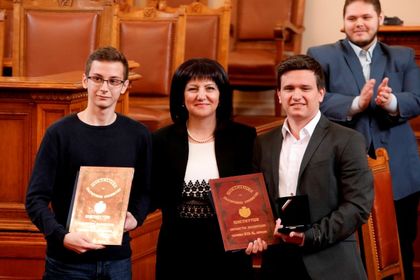 Председателят на парламента Цвета Караянчева награди в Народното събрание победителите в Националното състезание по водене на парламентарен дебат за ученици и студенти