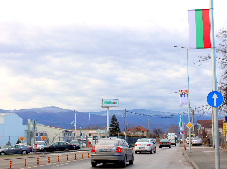 75 нови знамена изгряха на Коматевско шосе (Снимки)