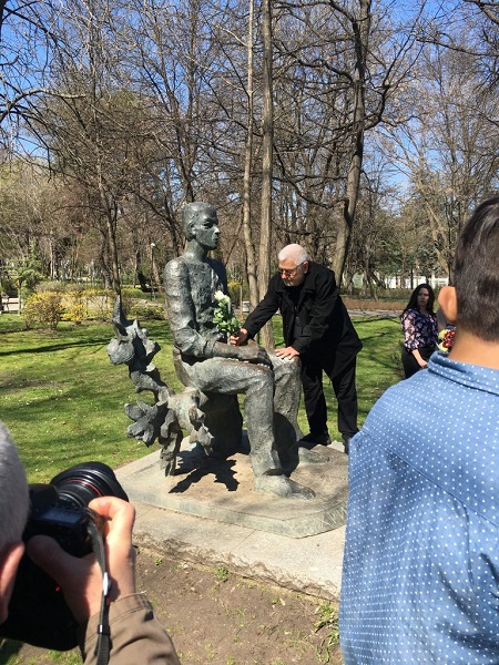 Бургас: Представители на институции, приятели и почитатели на Христо Фотев положиха венци и цветя пред паметника на поета по повод 85 години от рождението му