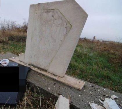 Гавра! Роми превърнаха християнско гробище в пасище
