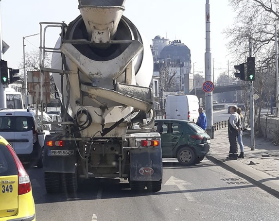 Бетоновоз размаза Пежо до Централна гара в Пловдив