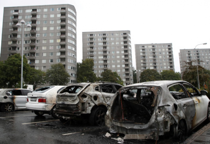 Огнен ад в Швеция! Вандали опожариха близо 100 коли в два града, организират атаките в мрежата (ВИДЕО)