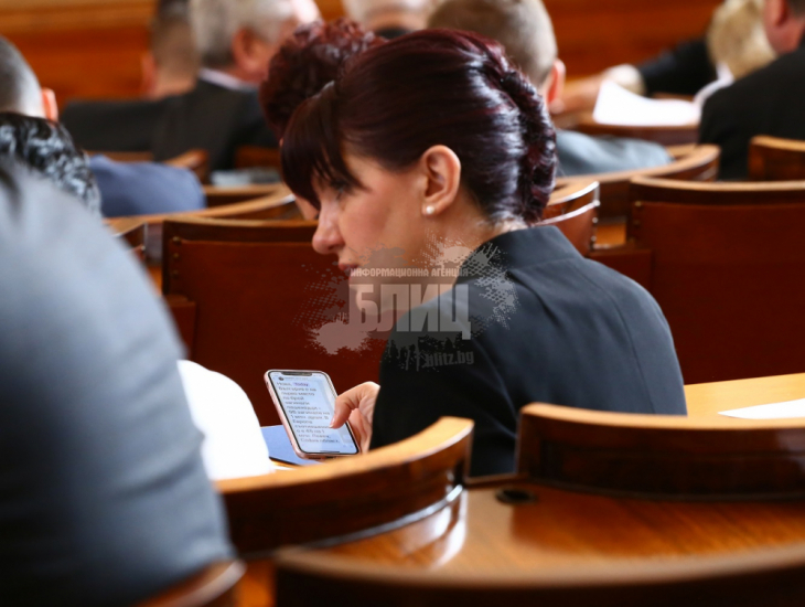 Какво чете на телефона си шефката на парламента Караянчева СНИМКИ