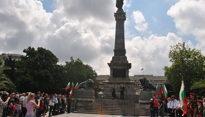 С венци и цветя почитаме паметта на Христо Ботев