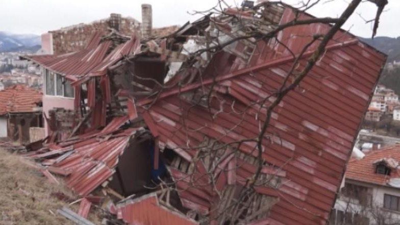 Бедственото положение в Баните остава, 1500 домакинства са пострадали от ураганния вятър
