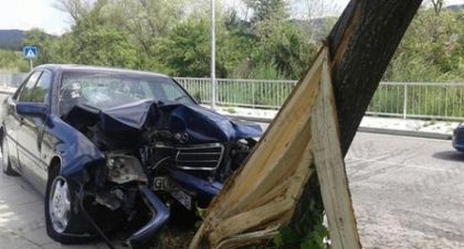 Семейството, разбило се в дърво край Добринище, гостувало на сина си в Гърция (СНИМКИ)