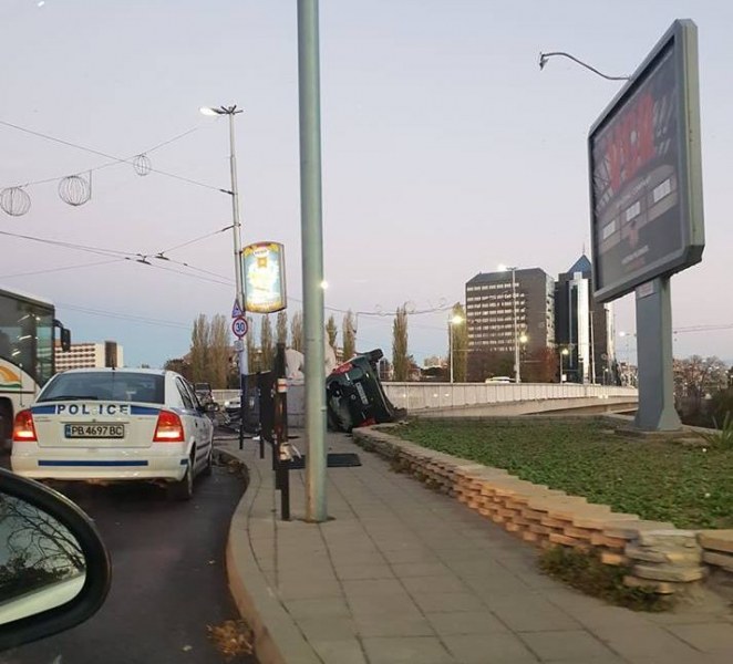 Зрелищна каскада до Водна палата в Пловдив! Кола се обърна на една страна СНИМКИ