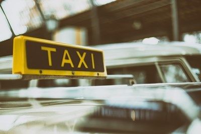 Клиент заби юмрук в лицето на таксиметрова шофьорка, задигна й телефона