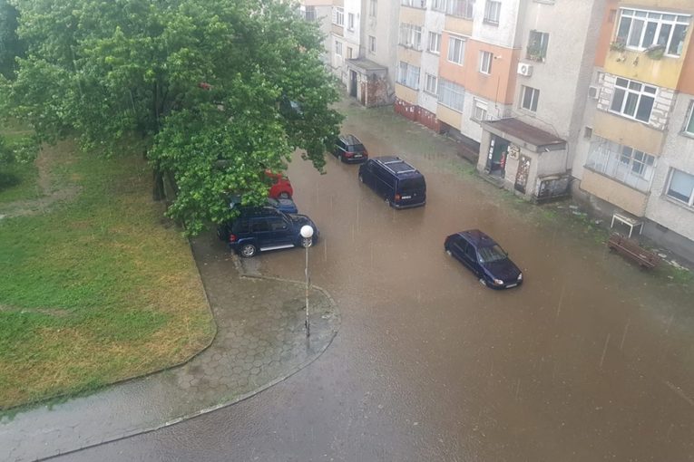 Бурята в Благоевград събори дървета, превърна улиците в реки