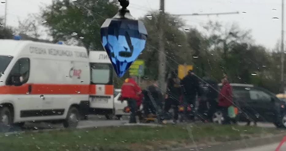 В момента до Алати във Варна! Линейки прибират пострадали в катастрофа, чакат полицията (снимки)
