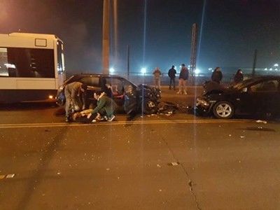 Шофьор без книжка в реанимация, блъснал се челно в две коли и автобус
