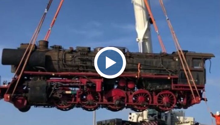 Уникален локомотив от Втората световна война пристигна на пристанището в Русе