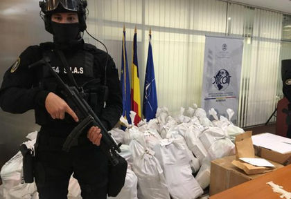 Откриха над 1 тон кокаин за 300 милиона евро в преобърната лодка на брега на Черно море (СНИМКИ)