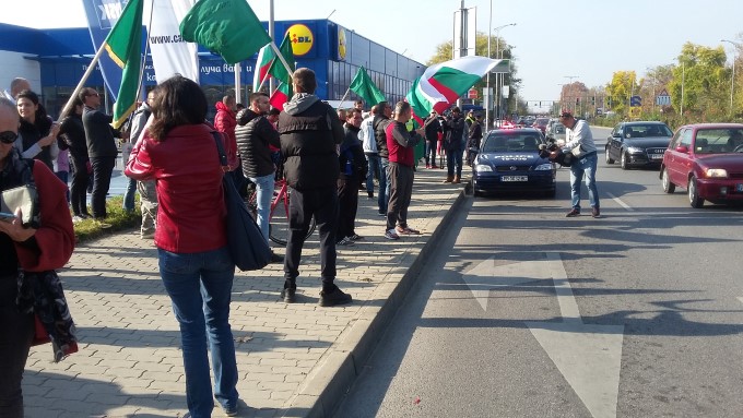 Благоевград: Протестиращите в града се опитват да преминат кордона от жандармеристи, за да блокират главен път Е-79