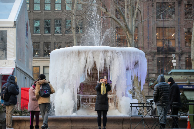 Атракция за туристите: Фонтан замръзна в Ню Йорк (СНИМКИ)