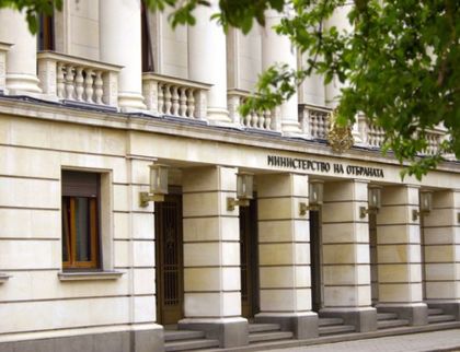 Уволниха и постоянния секретар на отбраната