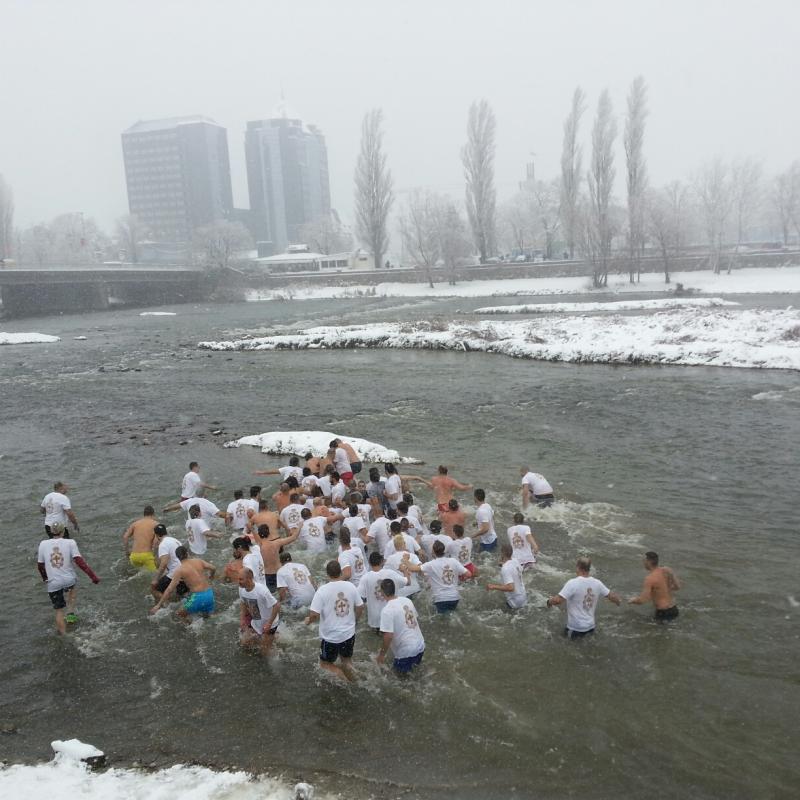 Пловдив: 31-годишен мъж извади кръста от ледените води на река Марица в града
