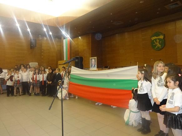 Карловски деца с вдъхновен спектакъл за Апостола