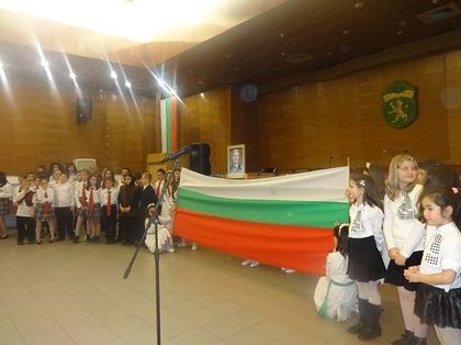 Карловски деца с вдъхновен спектакъл за Апостола