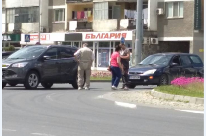 Форд и джип се чукнаха на колелото на Панаира (СНИМКИ)
