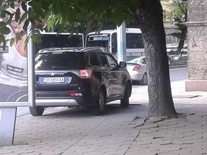 Софийски баровец паркира на тротоар в Пловдив СНИМКИ