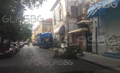 СНИМКИ: Огромен клон се стовари на тротар в центъра на Пловдив