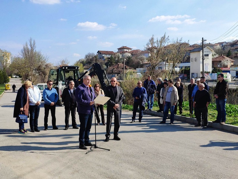 Русе: Народният представител от ГЕРБ - Русе Пламен Нунев присъства на първата копка по проект за рехабилитация на улици в град Бяла