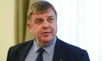 Вицепремиерът Каракачанов с извънреден брифинг за изтребителите