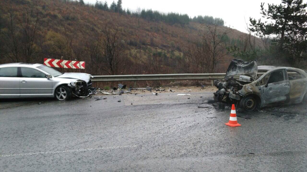 Тежка катастрофа на Е-79! Двама в болница и автомобил в пламъци след удара