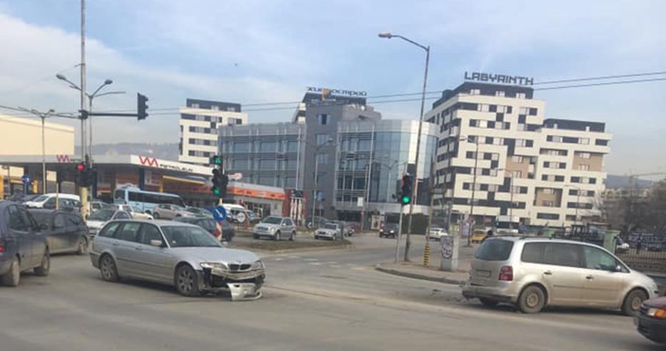 Голямо задръстване по бул. „Сливница” във Варна заради катастрофа